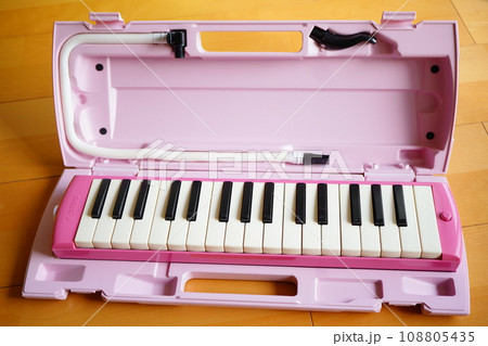 娘が小学校で使用した鍵盤ハーモニカ。鍵盤ハーモニカはいつまで使う？の写真素材 [108805435] - PIXTA