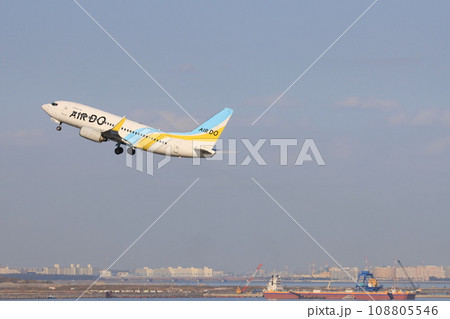 離陸、上昇する旅客機　ジェット機　AIR DO 108805546