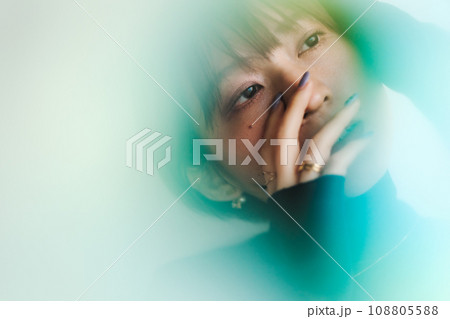 ショートヘアー女性　ファッション　ポートレート 108805588