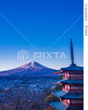 《山梨県》紅葉の新倉山浅間公園・忠霊塔・新雪富士 108805671