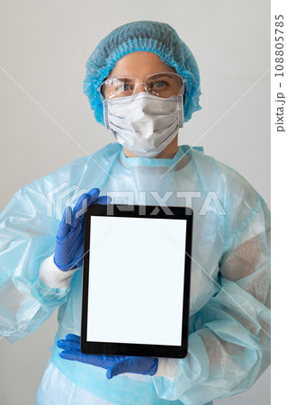 Medical doctor shows digital tablet's screen 108805785