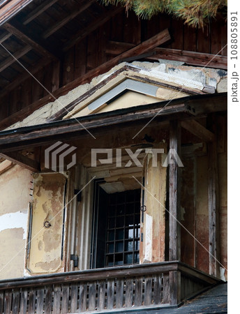 豪農の蔵の観音開きの窓 108805891