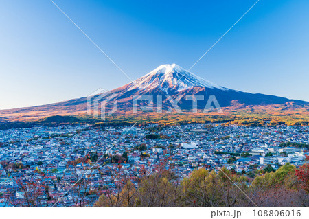 (山梨県)朝日を浴びて光る富士吉田の街並みと富士山 (山梨県)朝日を浴びて光る富士吉田の街並みと富士山 108806016