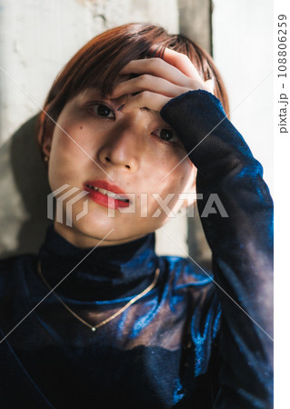 窓際に座るショートヘアーの女性　 108806259