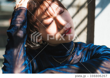 窓際に座るショートヘアーの女性　 108806267