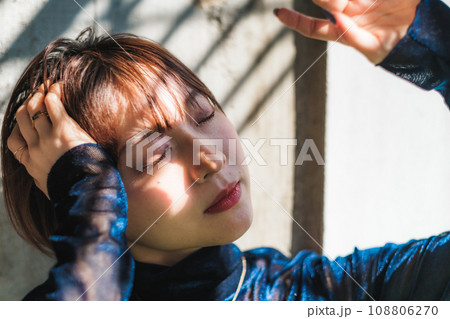窓際に座るショートヘアーの女性　 108806270