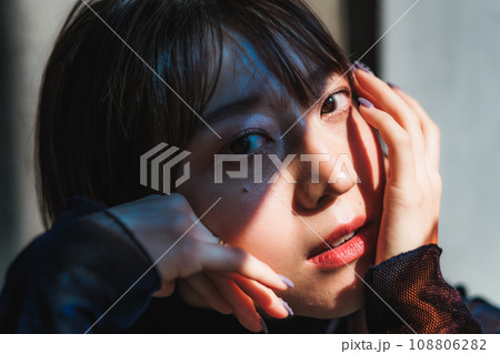 窓際に座るショートヘアーの女性 窓際に座るショートヘアーの女性 108806282
