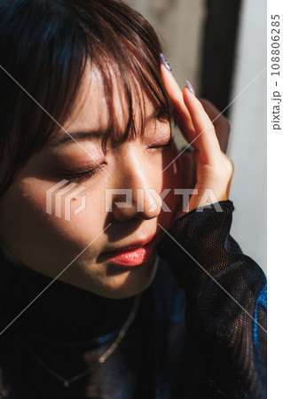 窓際に座るショートヘアーの女性 窓際に座るショートヘアーの女性 108806285