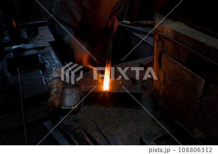 あらゆる伝統工芸に必需道具である刃物を鍛えている鍛冶屋の職人を撮影 あらゆる伝統工芸に必需道具である刃物を鍛えている鍛冶屋の職人を撮影 108806312