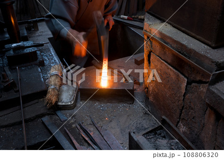 あらゆる伝統工芸に必需道具である刃物を鍛えている鍛冶屋の職人を撮影 あらゆる伝統工芸に必需道具である刃物を鍛えている鍛冶屋の職人を撮影 108806320