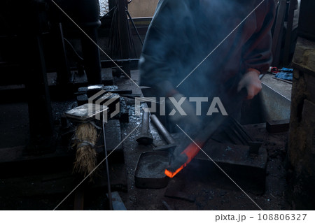 あらゆる伝統工芸に必需道具である刃物を鍛えている鍛冶屋の職人を撮影 あらゆる伝統工芸に必需道具である刃物を鍛えている鍛冶屋の職人を撮影 108806327