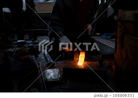 あらゆる伝統工芸に必需道具である刃物を鍛えている鍛冶屋の職人を撮影 あらゆる伝統工芸に必需道具である刃物を鍛えている鍛冶屋の職人を撮影 108806331