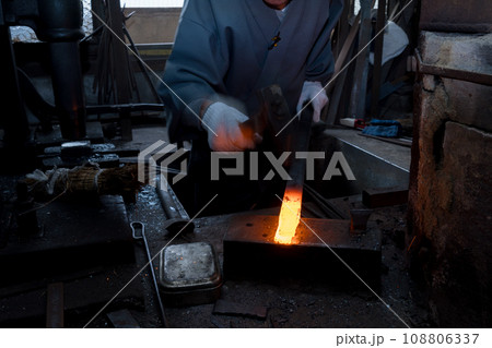 あらゆる伝統工芸に必需道具である刃物を鍛えている鍛冶屋の職人を撮影 あらゆる伝統工芸に必需道具である刃物を鍛えている鍛冶屋の職人を撮影 108806337