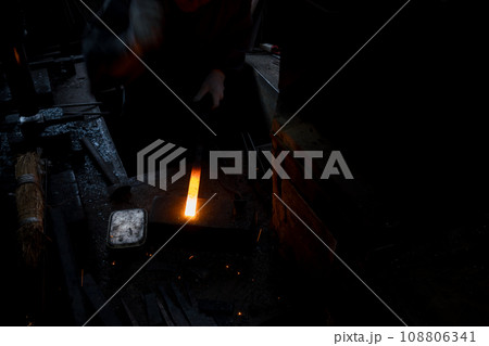 あらゆる伝統工芸に必需道具である刃物を鍛えている鍛冶屋の職人を撮影 あらゆる伝統工芸に必需道具である刃物を鍛えている鍛冶屋の職人を撮影 108806341