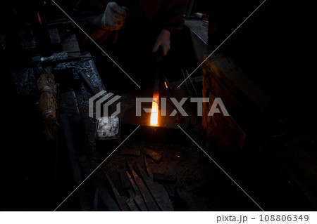 あらゆる伝統工芸に必需道具である刃物を鍛えている鍛冶屋の職人を撮影 あらゆる伝統工芸に必需道具である刃物を鍛えている鍛冶屋の職人を撮影 108806349