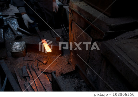 あらゆる伝統工芸に必需道具である刃物を鍛えている鍛冶屋の職人を撮影 108806356