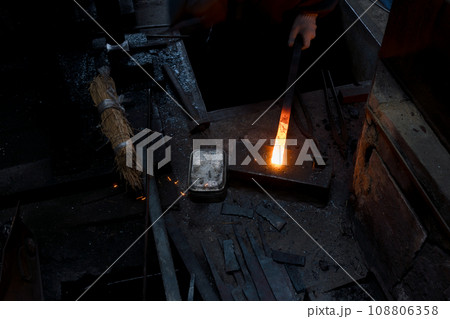 あらゆる伝統工芸に必需道具である刃物を鍛えている鍛冶屋の職人を撮影 あらゆる伝統工芸に必需道具である刃物を鍛えている鍛冶屋の職人を撮影 108806358