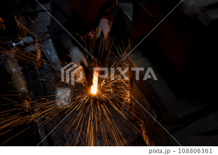 あらゆる伝統工芸に必需道具である刃物を鍛えている鍛冶屋の職人を撮影 あらゆる伝統工芸に必需道具である刃物を鍛えている鍛冶屋の職人を撮影 108806361