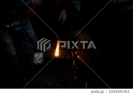 あらゆる伝統工芸に必需道具である刃物を鍛えている鍛冶屋の職人を撮影 108806362