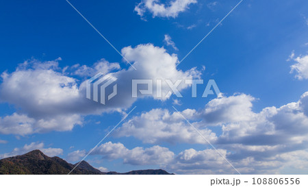 青空に流れる白い雲 108806556