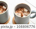 マシュマロの入ったホットドリンク 108806776