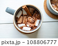 マシュマロの入ったホットドリンク 108806777