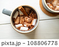 マシュマロの入ったホットドリンク 108806778
