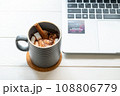マシュマロの入ったホットドリンク 108806779