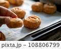 手作りおやつを取る子供の手 108806799