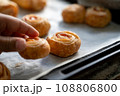 手作りおやつを取る子供の手 108806800