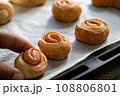 手作りおやつを取る子供の手 108806801