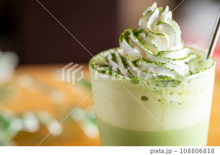 生クリームの乗った抹茶ドリンク 108806818