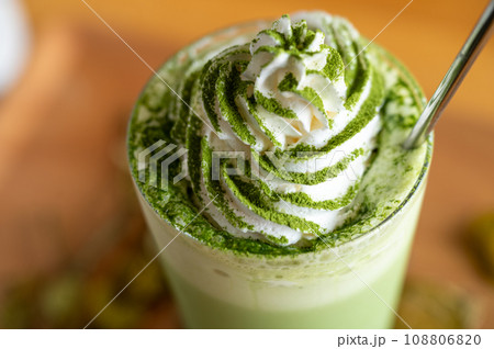 生クリームの乗った抹茶ドリンク 生クリームの乗った抹茶ドリンク 108806820