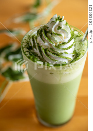 生クリームの乗った抹茶ドリンク 生クリームの乗った抹茶ドリンク 108806821