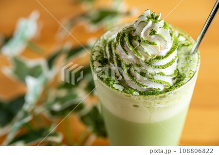 生クリームの乗った抹茶ドリンク 生クリームの乗った抹茶ドリンク 108806822