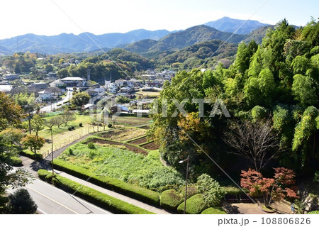 厚木市 神奈川県立七沢森林公園の森のかけはしから望む七沢の街並みと山並み 厚木市 神奈川県立七沢森林公園の森のかけはしから望む七沢の街並みと山並み 108806826