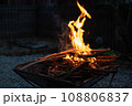 焚火の炭火で焚き火 108806837