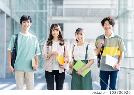 大学生の男女 108806920