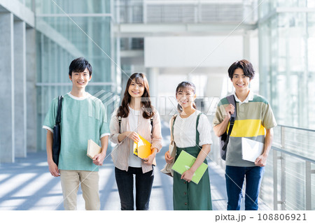 大学生の男女 108806921