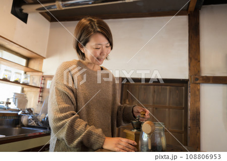 コーヒーなどを飲む田舎で丁寧な暮らしをする中年女性 コーヒーなどを飲む田舎で丁寧な暮らしをする中年女性 108806953