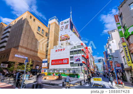 日本の横浜都市景観 11月。横浜駅前の繁華街。ドン.キホーテなどを望む（奥は横浜駅、ジョイナス方向） 108807428