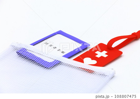 精神障がい者ヘルプマークと障害者手帳のイメージ 精神障がい者ヘルプマークと障害者手帳のイメージ 108807475