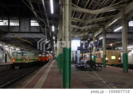 信越本線:JR新潟駅地平ホーム(2013年6月) 信越本線:JR新潟駅地平ホーム(2013年6月) 108807718