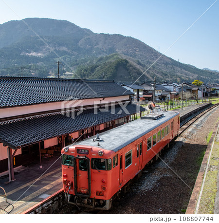 春の竹田駅とディーゼルカー 春の竹田駅とディーゼルカー 108807744