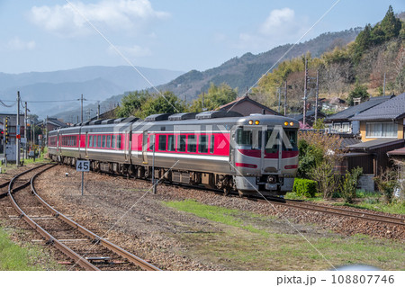 竹田駅に到着する特急「はまかぜ」 竹田駅に到着する特急「はまかぜ」 108807746