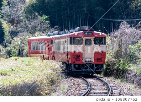 里山を走るローカル列車 108807762