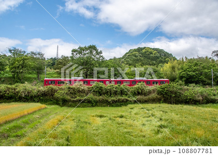 ローカル線の赤い通勤電車 108807781