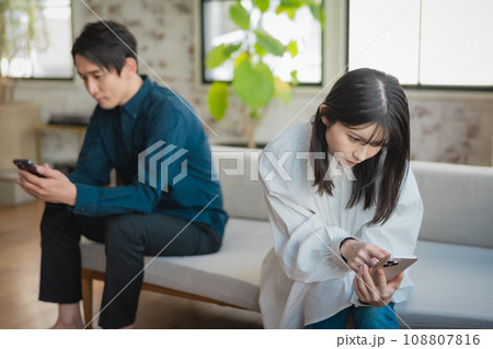 険悪なカップル 携帯電話 険悪なカップル 携帯電話 108807816