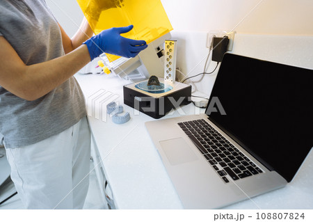 Dentist uses device for washing a dental 3d print in a cleaning solution, and curing the mold using UV light. 108807824