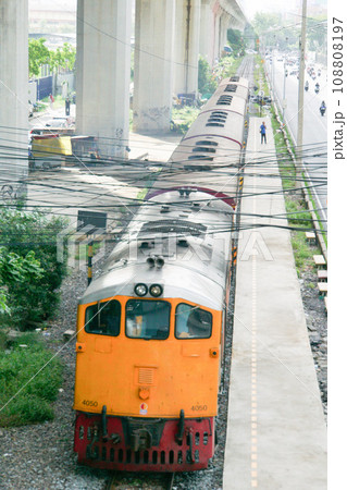 タイ王国バンコク都のタイ国有鉄道、SRTアソーク駅を走る電車、列車 108808197